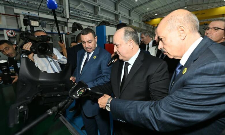 Le Premier ministre Sifi Ghrieb lors de l’inauguration de l’usine General Plastic Injection (GPI) à Tissemsilt,