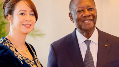 Selma Bakhta Mansouri, nouvelle ambassadrice d’Algérie en Côte d’Ivoire, aux côtés du président ivoirien Alassane Ouattara, à l’occasion de la pré sentation de ses lettres de créance, le 16 septembre 2026 à Abidjan. Source : Ambassade d’Algérie en Côte d’Ivoire